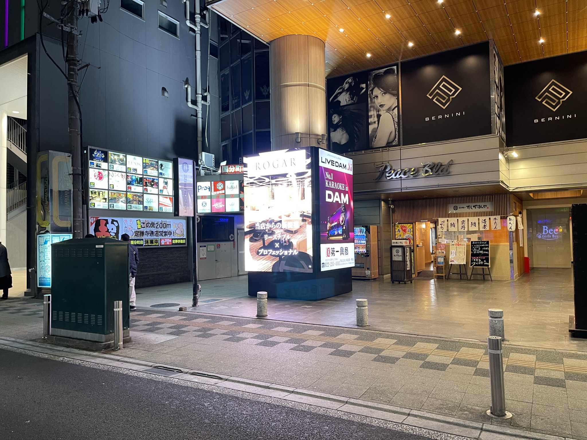 国分町ピースビル 縦型LEDディスプレイ